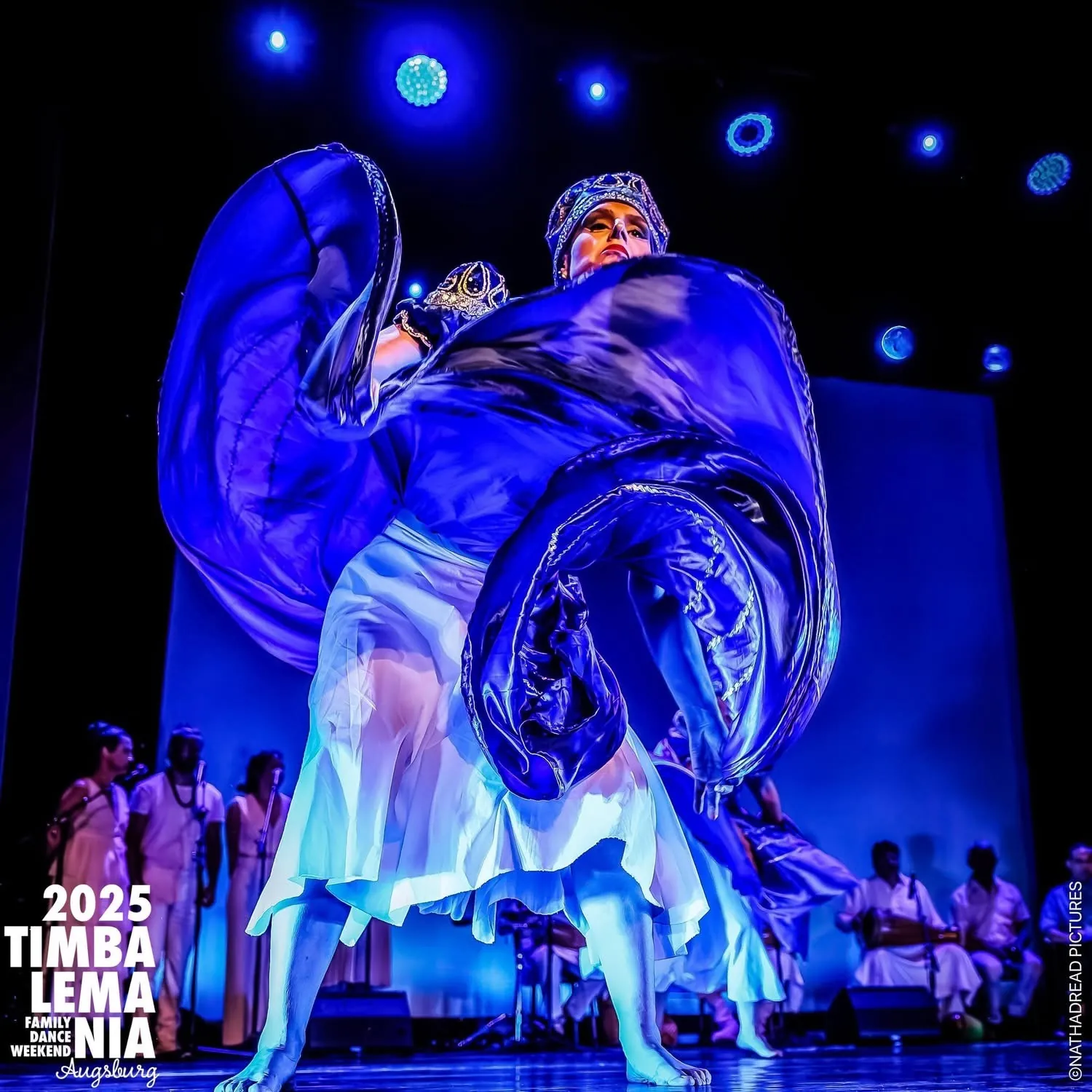Las faldas de Yemayá bajo la luz azul